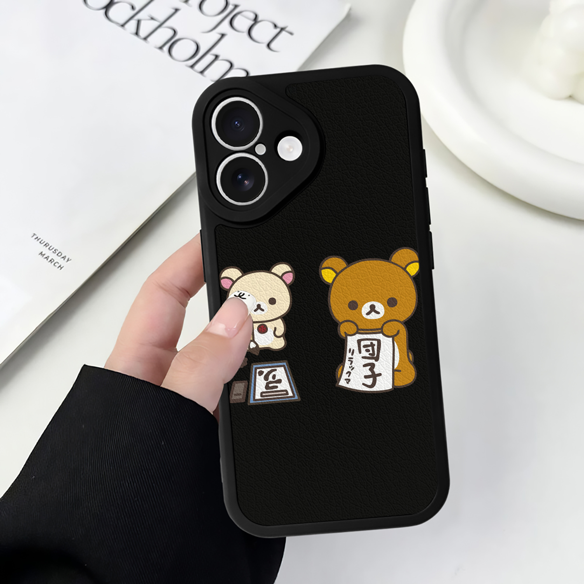 （画像用） リラックマ リラックマ キイロイトリ Rilakkuma Korilakkuma Kiiroitori 【iPhone 16シリーズ対応】シリコンスマホケース（レザー調） 材質：シリコン